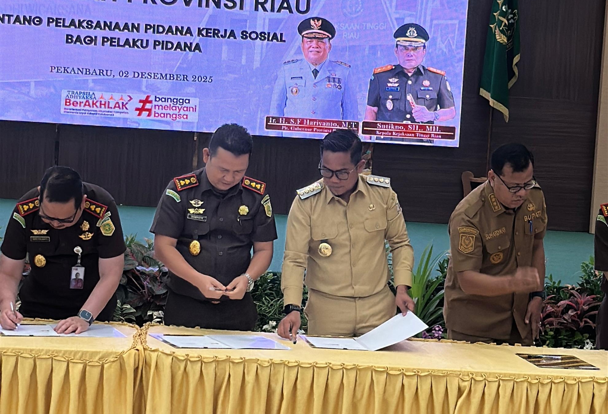Pemkab Pelalawan Teken MoU Penerapan Pidana Kerja Sosial Bersama Kejati Riau