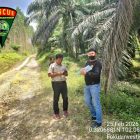 Foto: Penyidik Polres Bersama Ahli Kehutanan dislokasi Objek Kordinat Lahan Yimmy Fujanto di Desa Sungai Buluh,Rabu (25/2/2026).