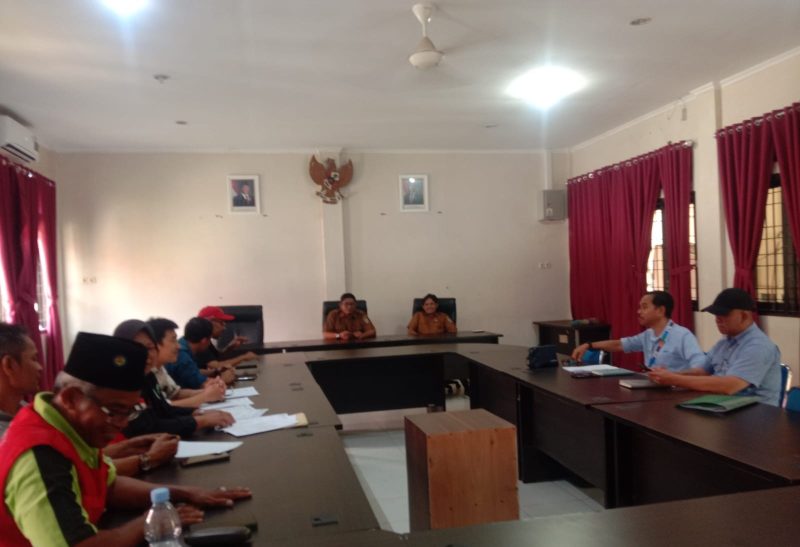 Keterangan Foto: Mediasi Tripartit ketiga kasus PHK superitendent PT RAPI di Disnaker Pelalawan, Senin (13/4/2026)