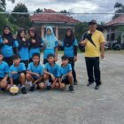 POlTO BERSAMA : Kepala SD Negeri 19 Kaur Agus Suprianto,S.Pd berpoto bersama dengan tim Voly Ball Putra Putri di halaman Kantor Kecamatan Padang Guci Hulu. (doc.tajamkasus.com)