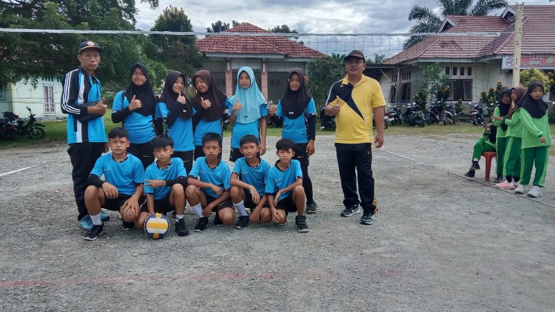 POlTO BERSAMA : Kepala SD Negeri 19 Kaur Agus Suprianto,S.Pd berpoto bersama dengan tim Voly Ball Putra Putri di halaman Kantor Kecamatan Padang Guci Hulu. (doc.tajamkasus.com)