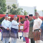 Bupati Pelalawan H. Zukri Raih Penghargaan di Peringatan HUT Provinsi Riau ke-69