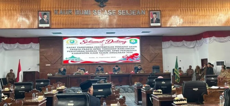 Catatan foto:
Bupati Kaur Gusril Pausi bersama pimpinan dan anggota DPRD Kaur saat rapat paripurna pengesahan APBD-P Kabupaten Kaur Tahun Anggaran 2026, Senin (21/9/2026).